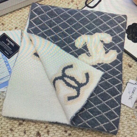 Chanel Diamond-Patterned Cashmere Scarf - Picture 3 of 7